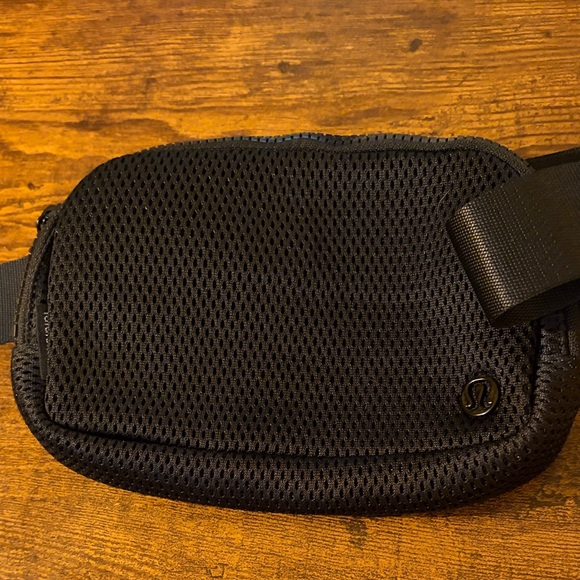 Lululemon Everywhere Black Knit Mesh Belt Bag NWT - Picture 4 of 7
